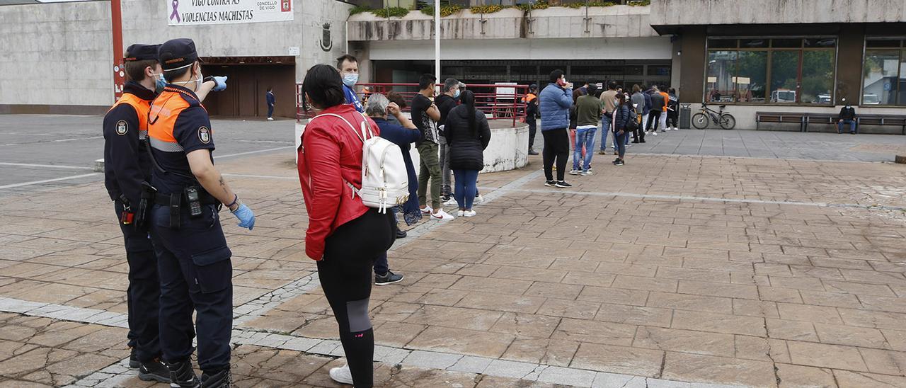 Imagen de archivo de personas haciendo cola en Praza do Rei de Vigo para solicitar el ingreso mínimo vital