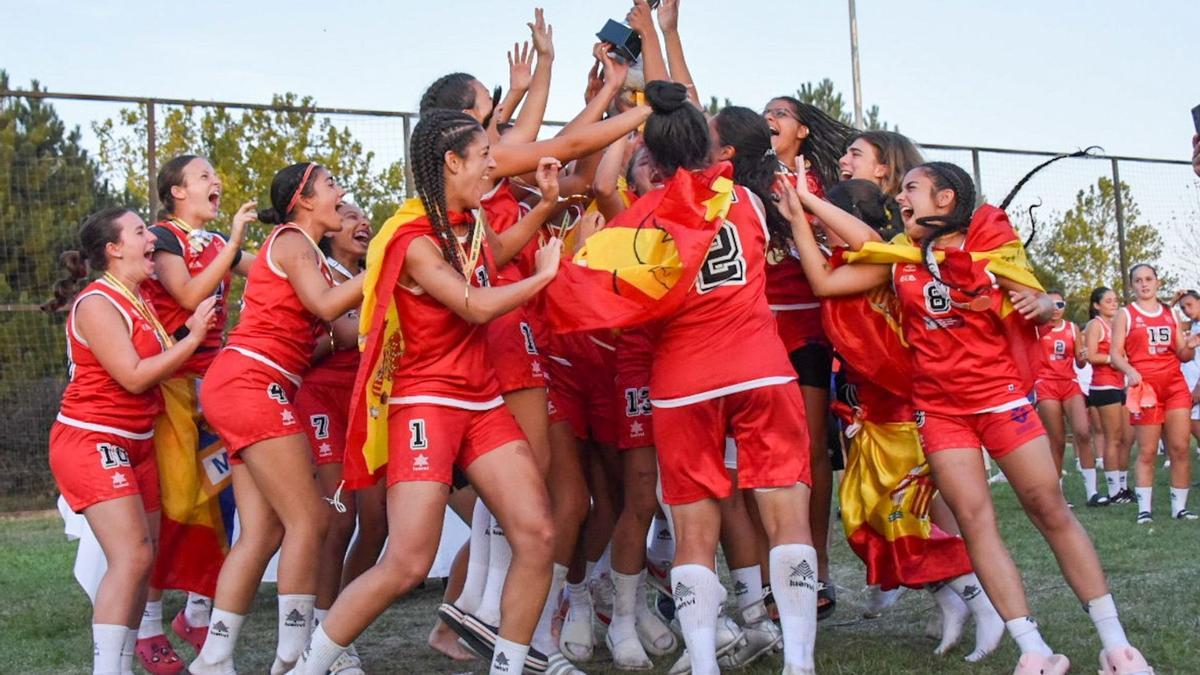 Las chicas U17, celebrando la victoria.