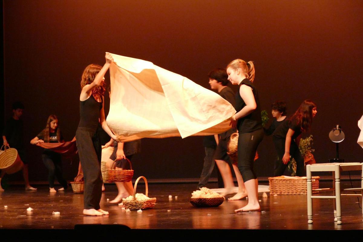 EN IMATGES | L'alumnat de la ZER Empordà presenta el seu projecte 'Origen. Un viatge a la pell de tot el que som’ al Teatre El Jardí