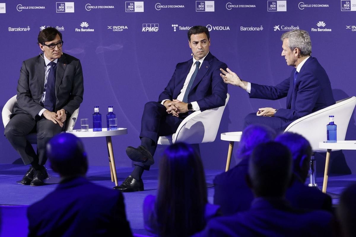 (izda a dcha) El presidente de la Generalitat de Cataluña, Salvador Illa, el lehendakari, Imanol Pradales, y el presidente de la Xunta de Galicia, Alfonso Rueda debaten en una mesa redonda sobre la gobernanza descentralizada en España, este martes en Barcelona. EFE/ Quique García