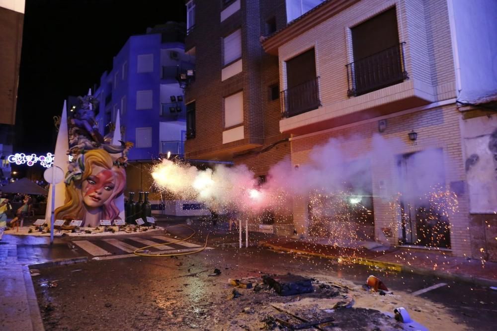 Cientos de personas, la mayoría adolescentes que quisieron disfrutar de la "cremá" y posterior "bañá" de los bomberos, se acercaron al barrio del Calvario para ver arder su hoguera