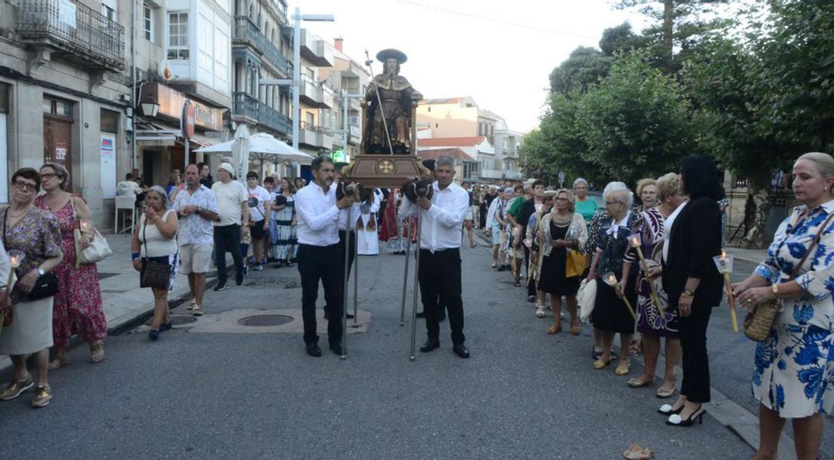 Alfombristas, entre ellos vecinos de Bueu, con Alfonso Rueda en la alfombra diseñada por Rafael Oliveira. | // FDV