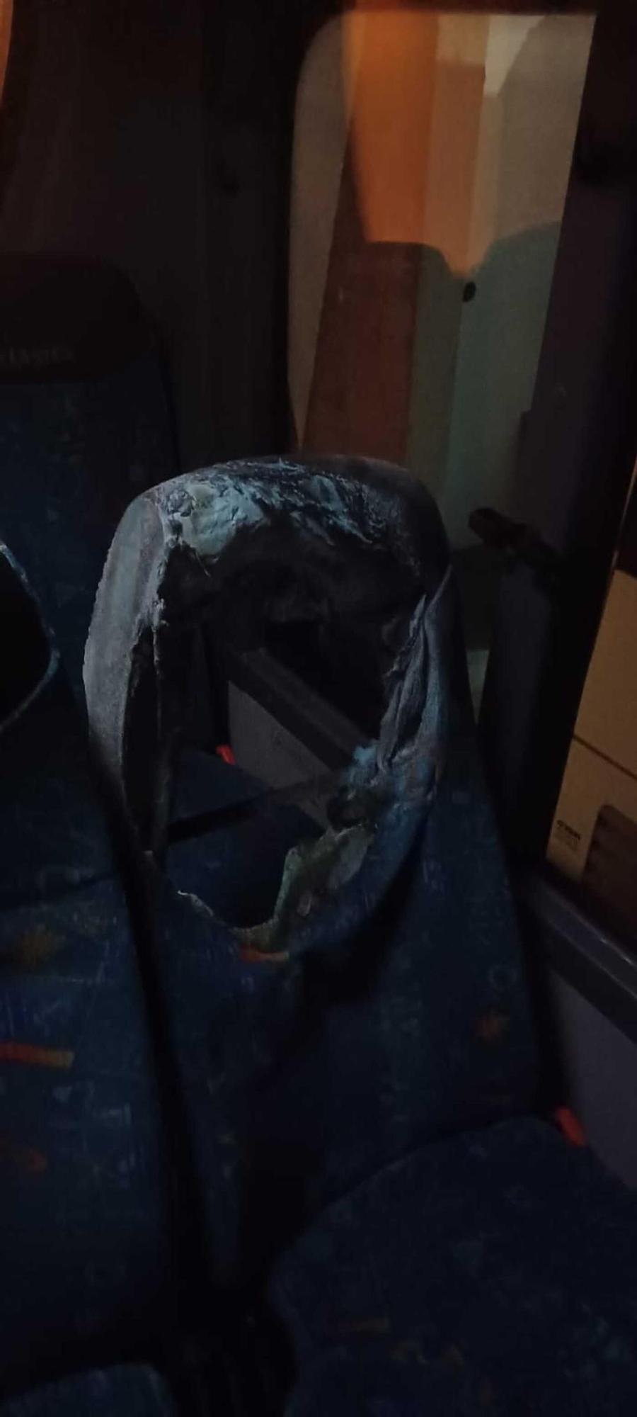 Asiento al que prendieron fuego en una guagua en Lanzarote