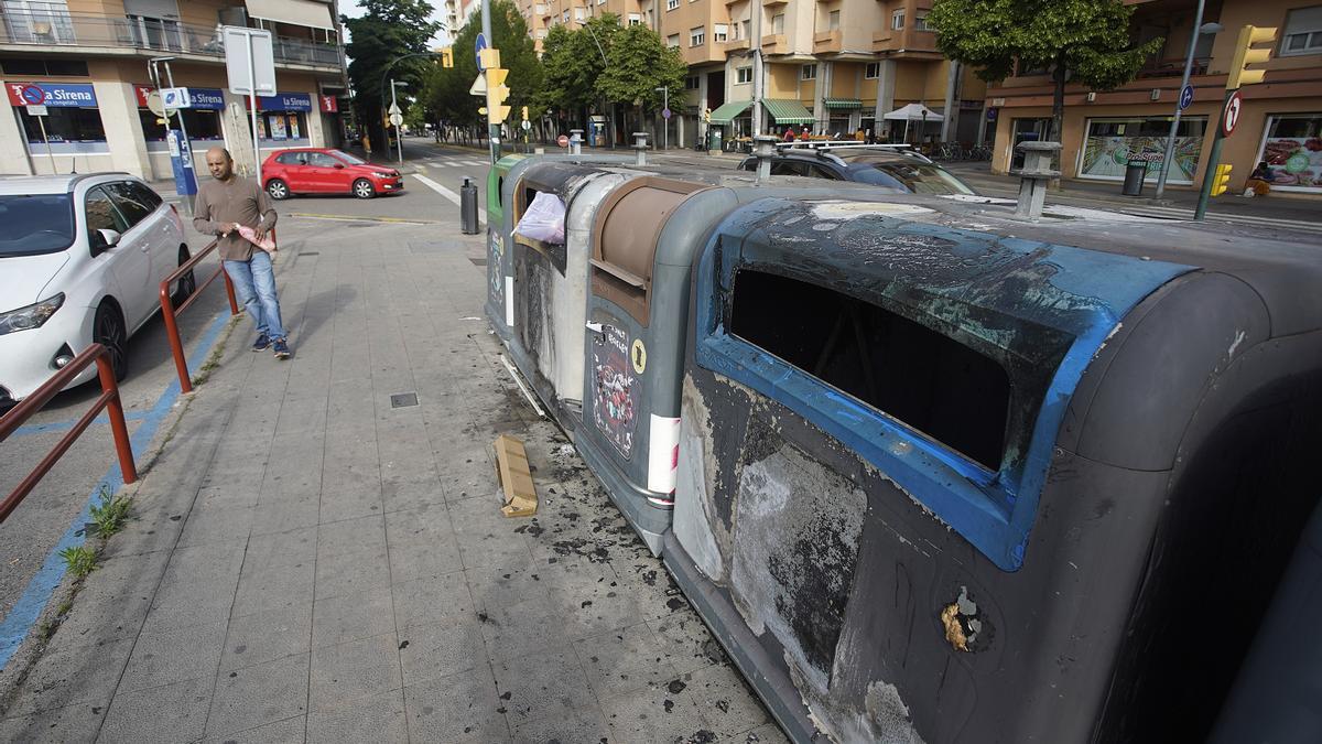 Cremen contenidors a Salt i Girona