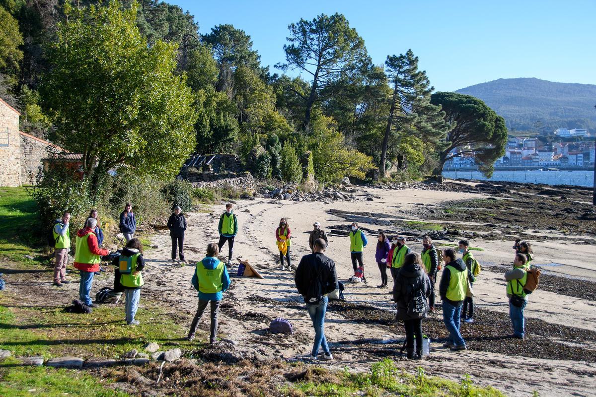 Miembros de Greenpeace en Cortegada, en febrero de 2022.