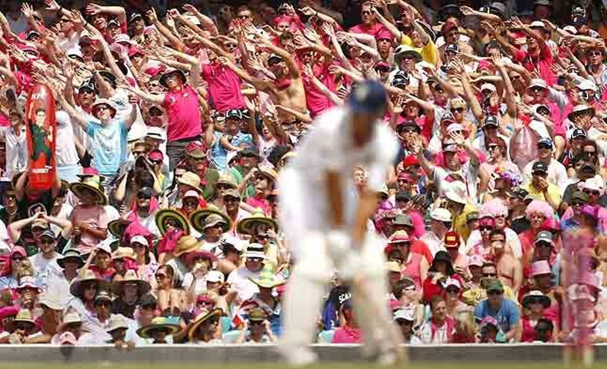El jugador anglès de criquet Alastair Cook es prepara per batre amb el públic animant de fons, durant el cinquè partit del tradicional torneig Ashes contra Austràlia, a Sydney.