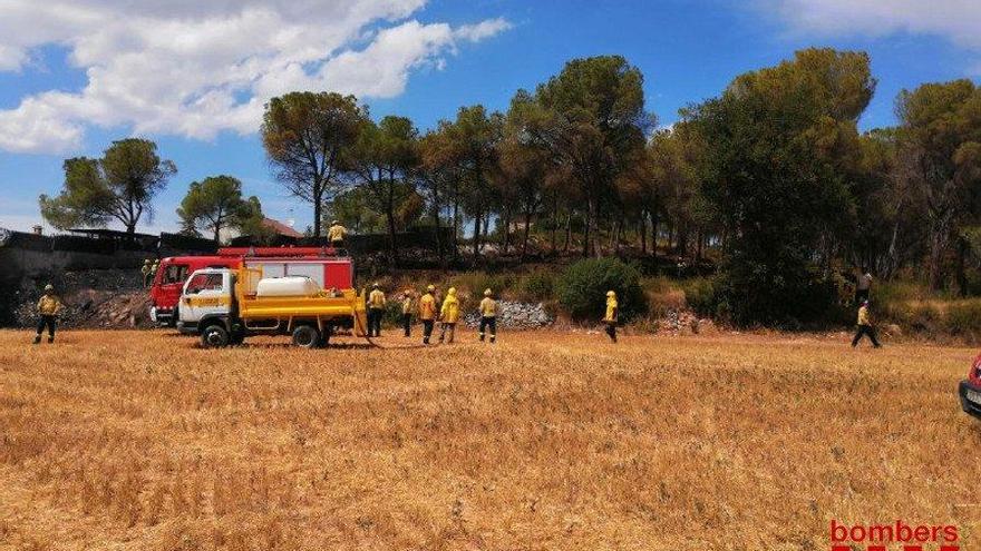 Un operatiu treballant en les tasques d&#039;extinció, ahir al migdia.