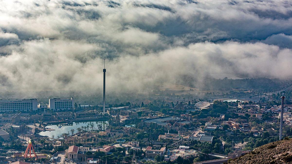 La niebla volvió a
cubrir Benidorm.
En primer plano
Terra Mítica. david revenga