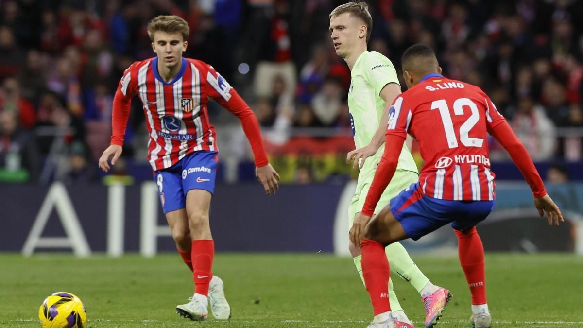 Dani Olmo, en el Atlético-Barça del Metropolitano entre Pablo Barrios y Samu Lino