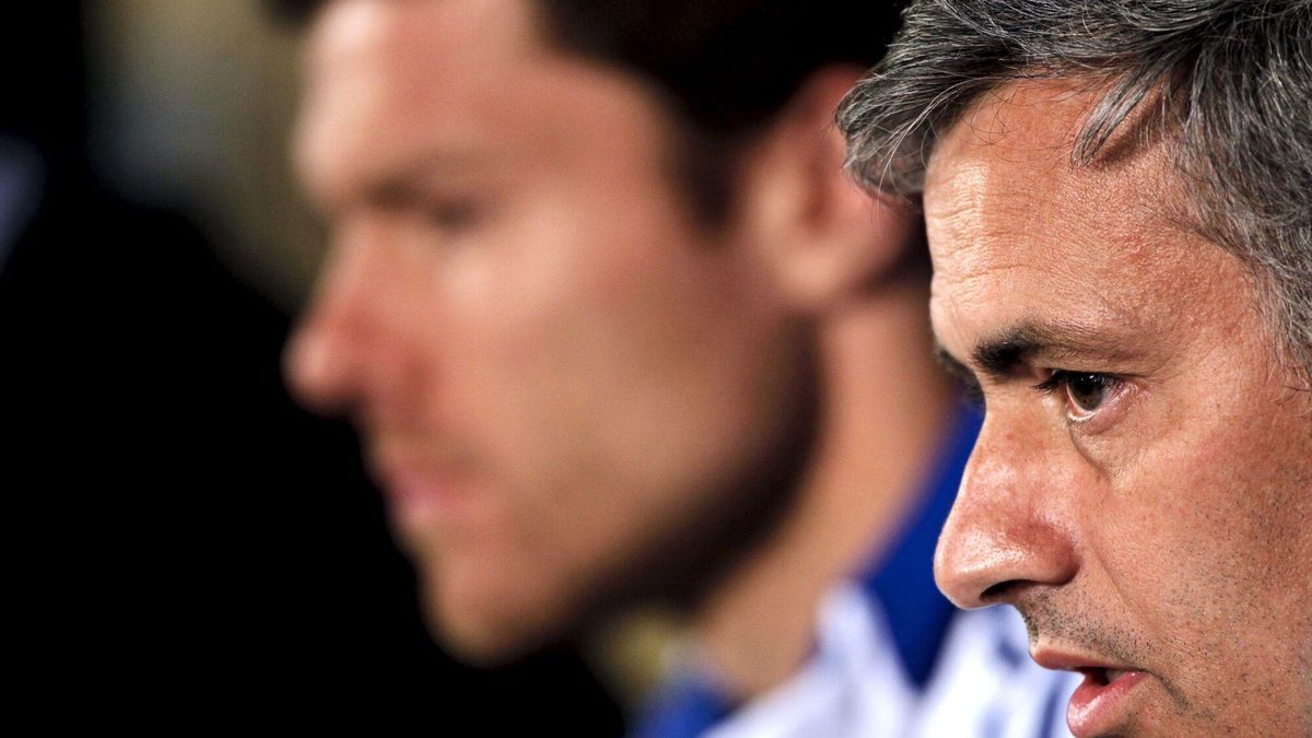 El ex entrenador del Real Madrid, el portugués José Mourinho, y el ex jugador Xabi Alonso, comparecen ante los medios.