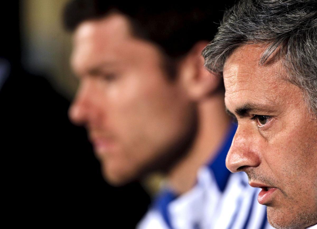 KRM27 LONDRES (INGLATERRA) 12/4/2011.- El entrenador del Real Madrid, el portugués José Mourinho, (d), y el jugador Xabi Alonso (i), comparecen ante los medios en el estadio White Hart Lane de Londres, Inglaterra, hoy, martes, 12 de abril de 2011, donde mañana se enfrentarán al Tottenham Hotspur en partido de vuelta de cuartos de final de Liga de Campeones. EFE/Kerim Okten. HORIZONTAL