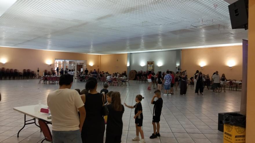Abanicos y una sala vacía: Así luchan contra el calor en el Multifuncional de Nules
