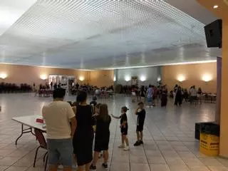 Abanicos y una sala vacía: Así luchan contra el calor en el Multifuncional de Nules