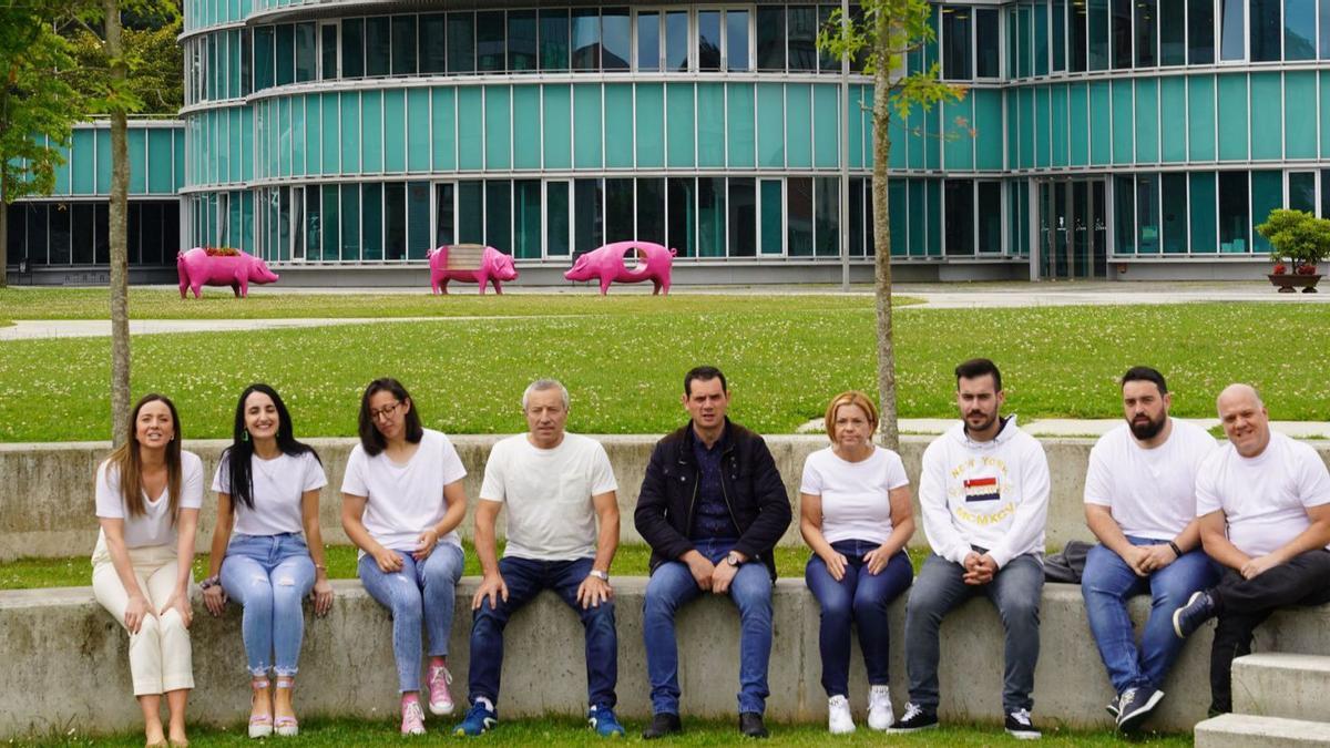 Los ediles Begoña Blanco y José Cuñarro, con los miembros de la comisión en la Praza de Galicia.