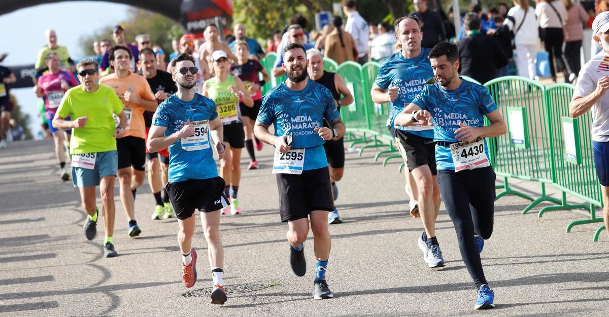 Un grupo de atletas, en la Media Maratón de Córdoba del 2024.