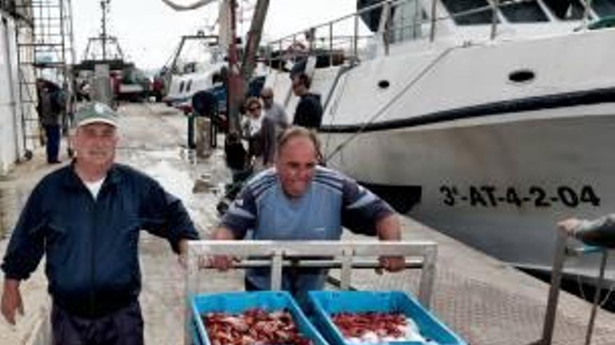 Pescadores de la Cofradía de La Vila llevan sus capturas a puerto para su comercialización.