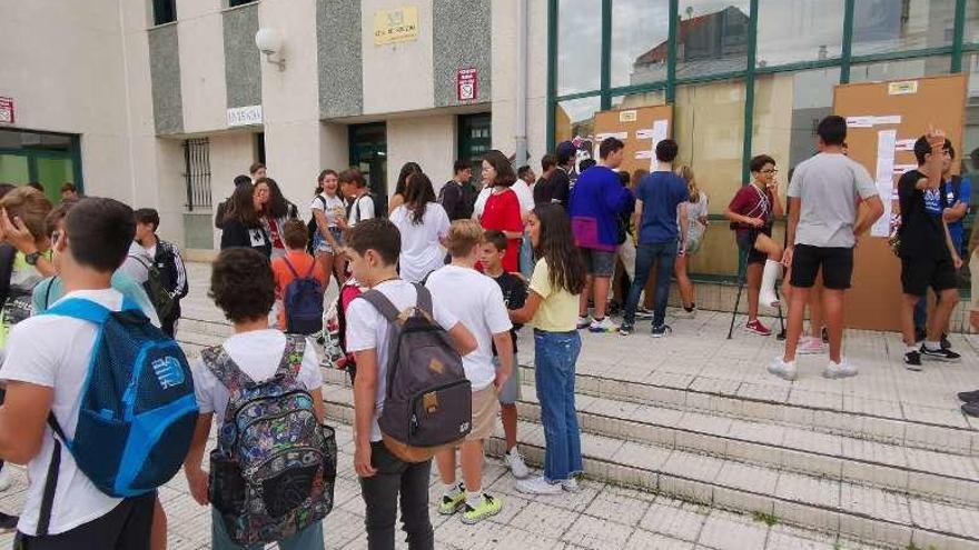 Los jóvenes esperan a entrar en el patio del IES Rodeira de Cangas. // Santos Álvarez