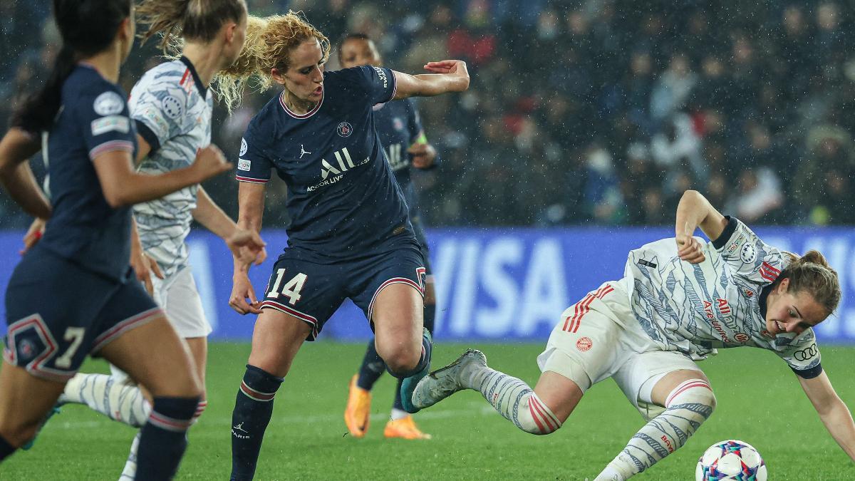 Kheira Hamraoui con la camiseta del PSG