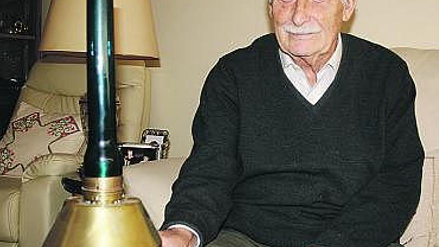 Daniel Lamela, en su casa de Candás, junto a una vieja lámpara del faro.