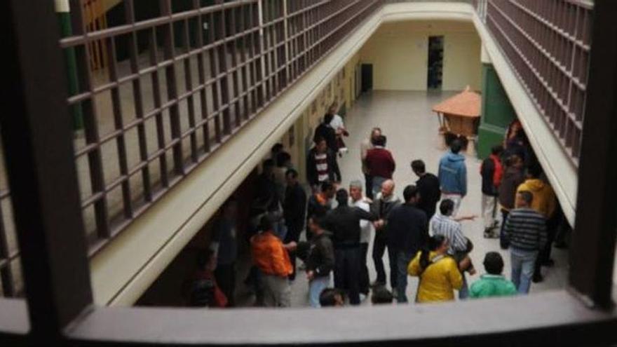 La catedrática de la UNED que examina en la cárcel de Asturias: “Hay presos muy brillantes”