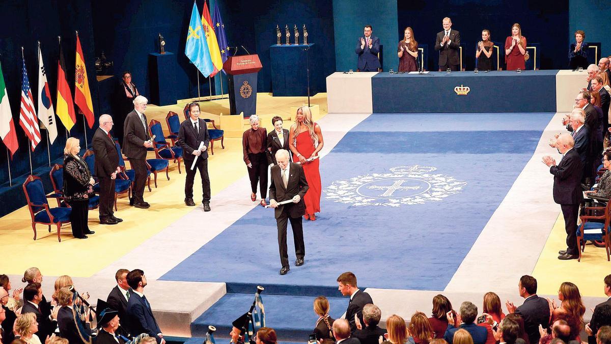 Los galardonados, ayer, en los Premios Princesa de Asturias abandonan el estrado entre el aplauso del público y de los reyes, Leonor, Sofía y Barbón. |