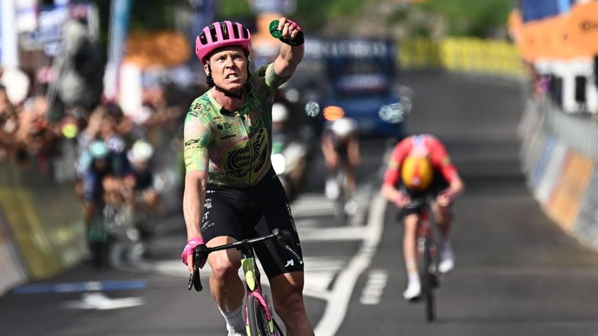El ciclista danés Michael Valgren celebra la victoria de la etapa 17 del Giro de Italia.