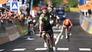El ciclista danés Michael Valgren (EF Education) celebra la victoria de la etapa 17 del Giro de Italia tras 202 kilómetros entre Cassano dAdda y Andalo. EFE/EPA/LUCA ZENNARO. Incluye crónica e imágenes del final