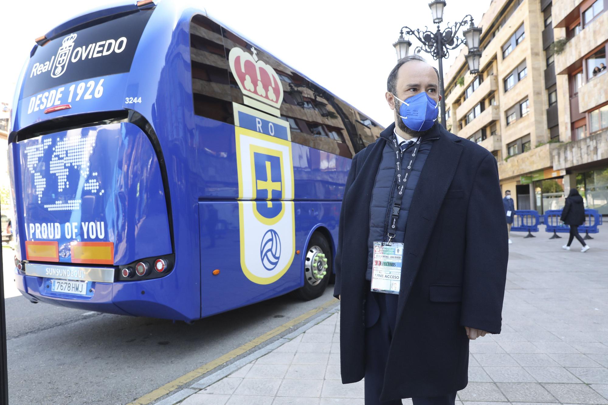 Así fue la salida de los jugadores del Real Oviedo hacia Gijón