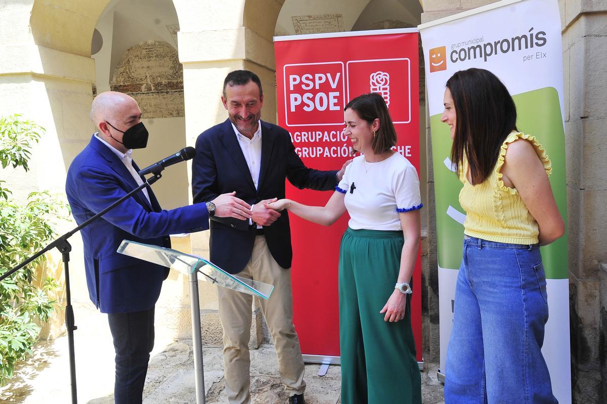 Alejandro Soler y Carlos González (PSOE) saludan a sus socios de Compromís, Esther Díez y Marian Campello