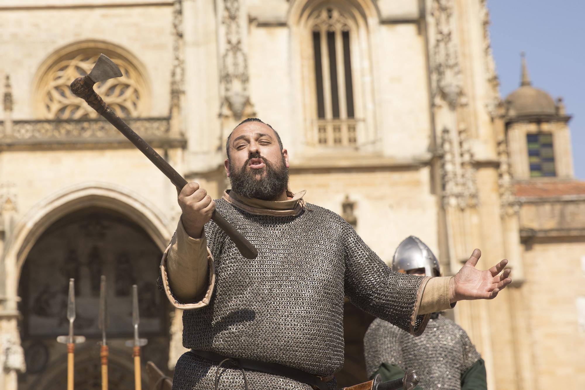 Duelo de espadas a los pies de la Catedral de Oviedo