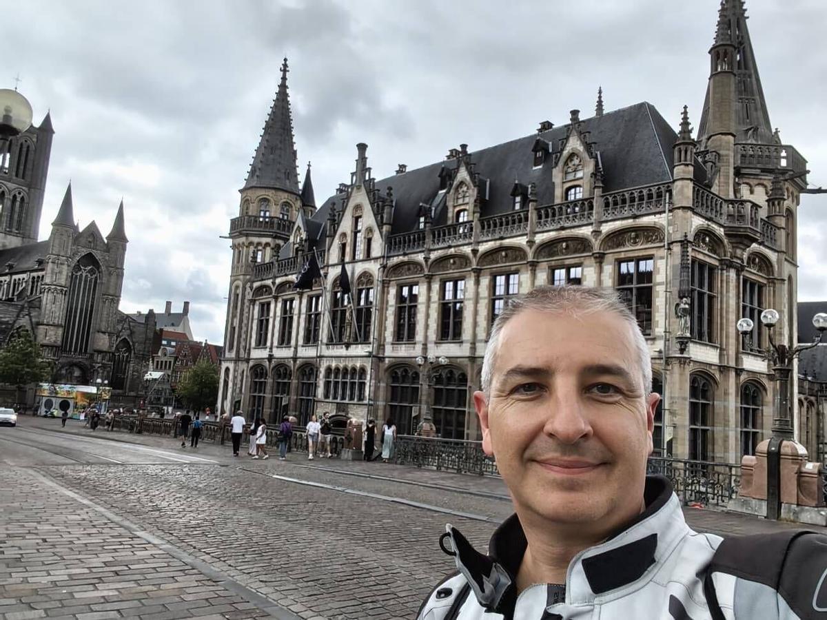 El zamorano Alejandro Moralejo en la ruta en moto de este verano que realiza en solitario y le lleva al norte de Europa recorriendo cientos de kilómetros cada día.