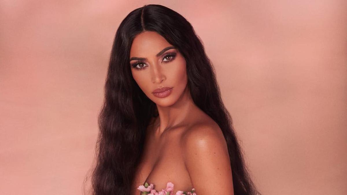 Kim Kardashian posa desnuda cubierta de flores