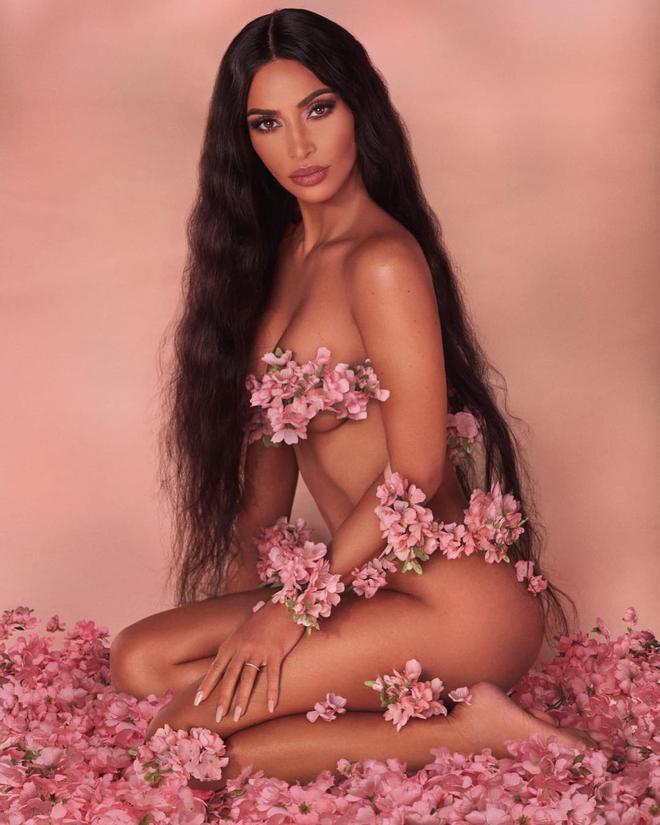 Kim Kardashian posa desnuda cubierta de flores