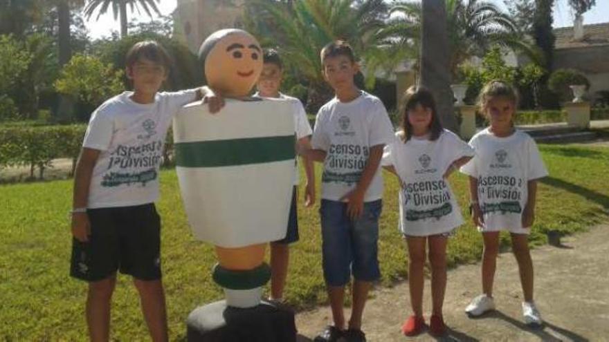 Cuatro niños, con «Franji», ayer, en Jacarilla.