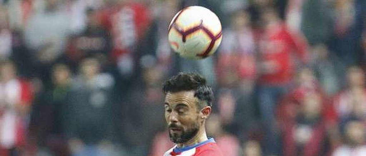 Una acción en un Sporting-Oviedo.