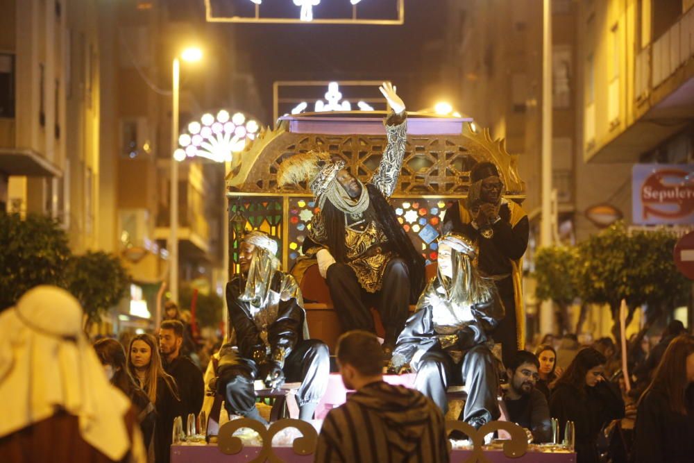 La cabalgata de los Reyes Magos en Elche ha recorrido el centro de la ciudad con 13 carrozas y más de 600 personas