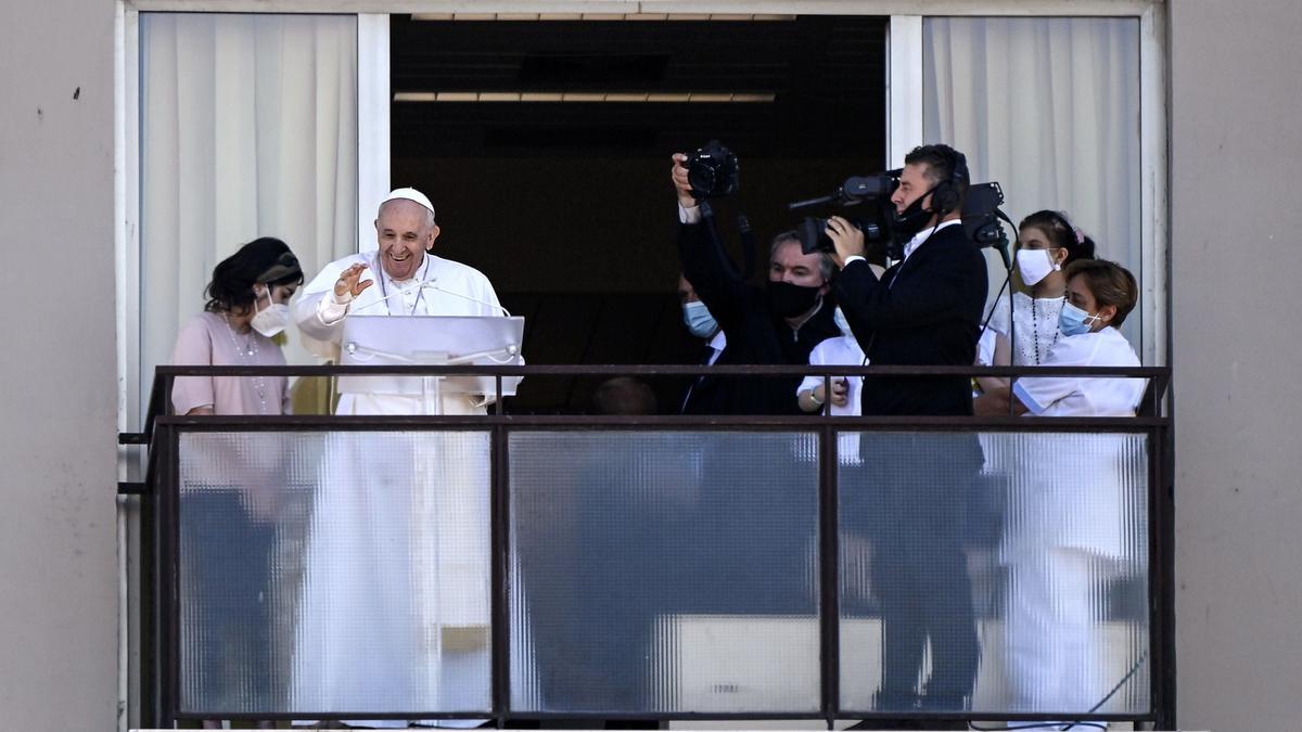 El Papa reza el Ángelus desde el balcón del hospital donde permanece ingresado.