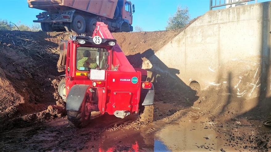 Labores de limpieza en el cauce del arroyo Harnina