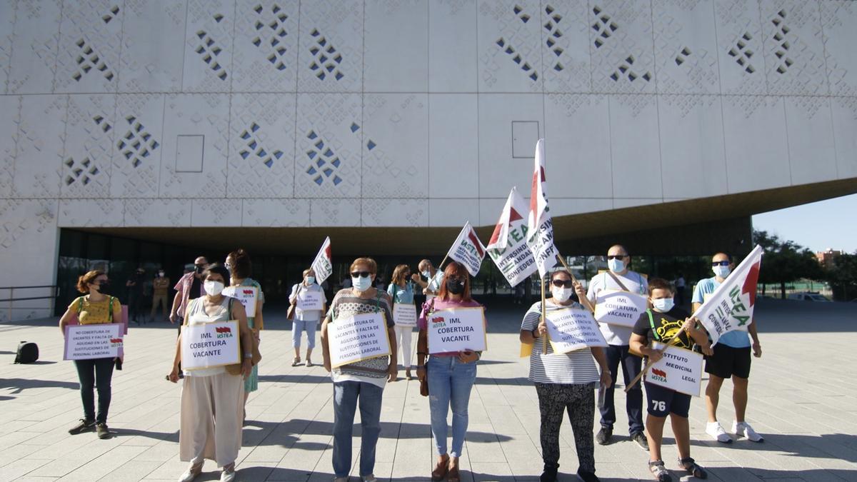 Grupo de manifestantes de Ustea y empleados del Instituto de Medicina Legal manifestándose esta mañana en la Ciudad de la Justicia