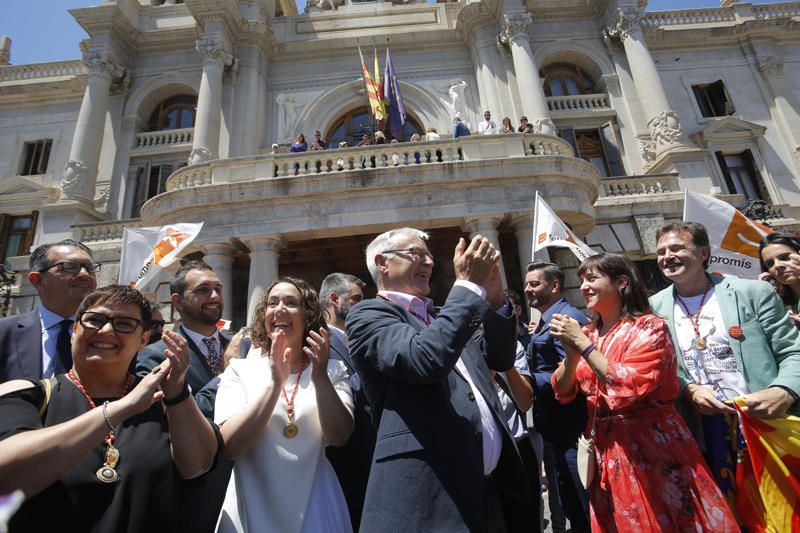 Baño de masas de Ribó y Gómez tras la constitución del ayuntamiento