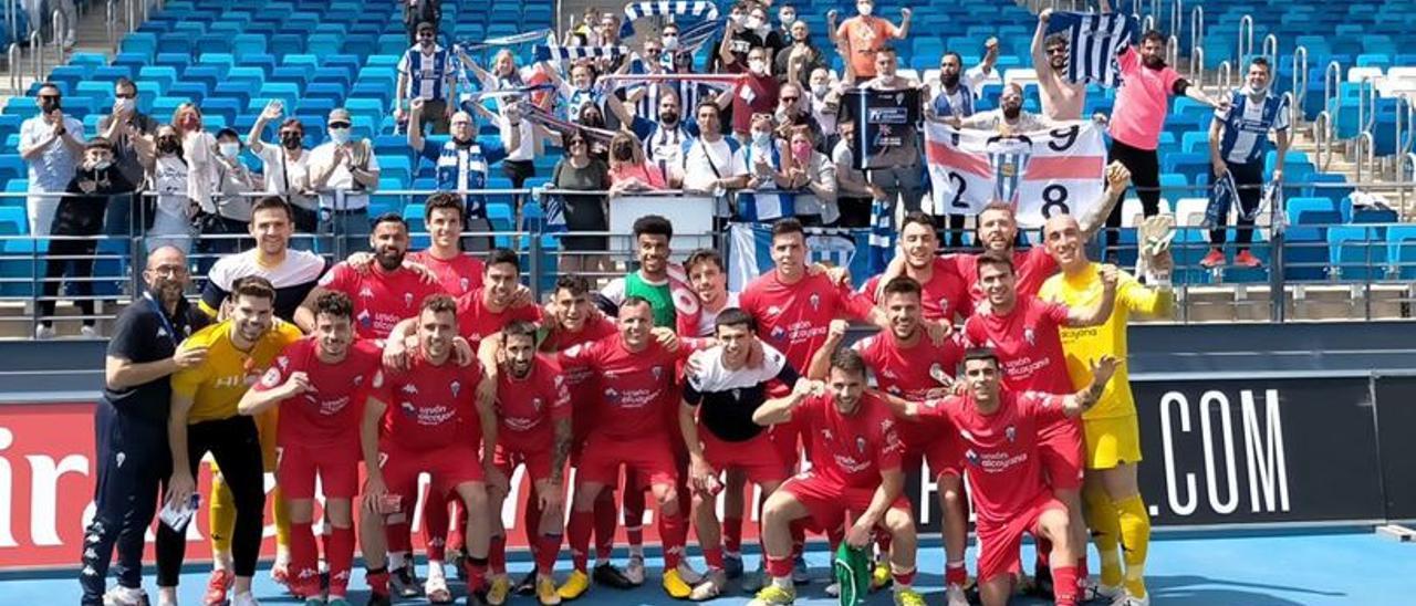 Los jugadores del Alcoyano celebran la victoria con sus aficionados en Madrid