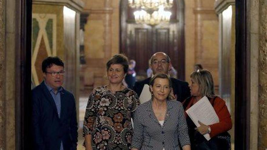 Els membres de la mesa, ahir al Parlament