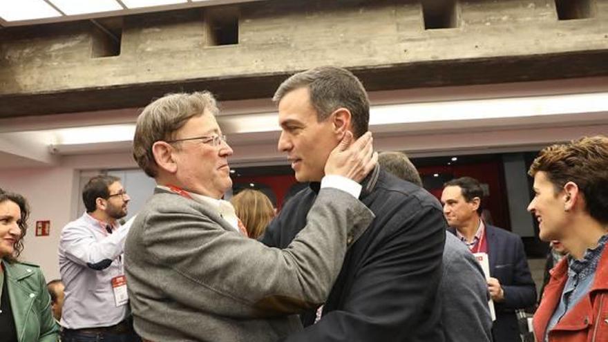El presidente de la Generalitat, Ximo Puig, saluda a Pedro Sánchez en la reunión del comité federal del PSOE celebrada ayer en Madrid.