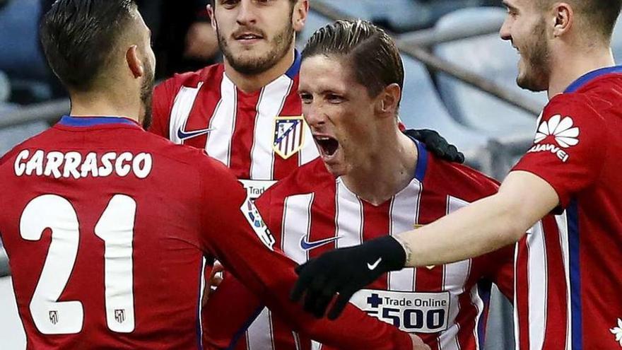 Carrasco, Koke y Saúl Níguez felicitan a Fernando Torres por el gol que decidió el partido. // Reuters