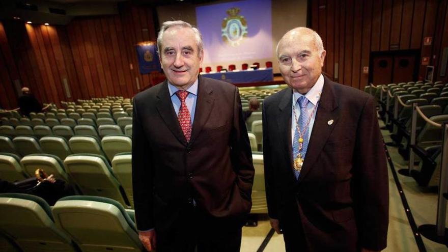 José López Sastre, a la izquierda, junto al también académico y pediatra Manuel Crespo.