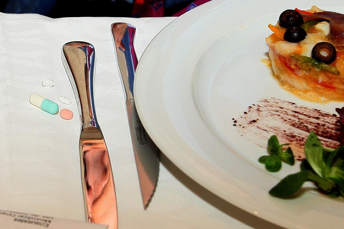 Un plato con comida junto a dos cuchillos.