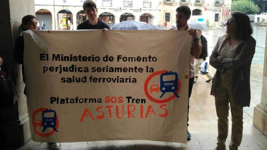 Representantes de la plataforma &quot;SOS Tren&quot;, ayer, en el Parche.