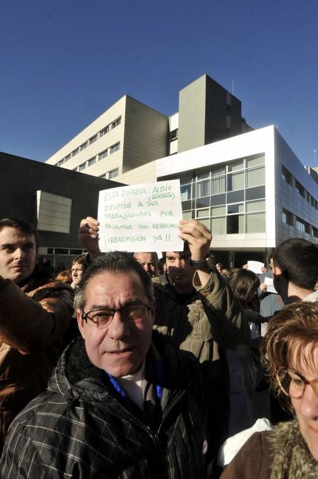 Protesta de los empleados del hospital por el despido de dos trabajadores de la cafetería