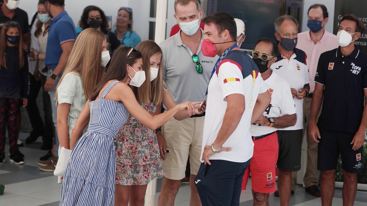 Joan Cardona, medallista menorquín en Tokio 2020, recibe el homenaje de la Familia Real en el Club Náutico de Palma