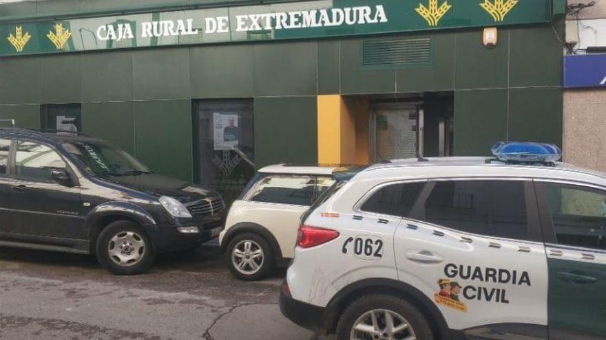 Un atracador se lleva 12.000 € de una oficina de la Caja Rural de Extremadura